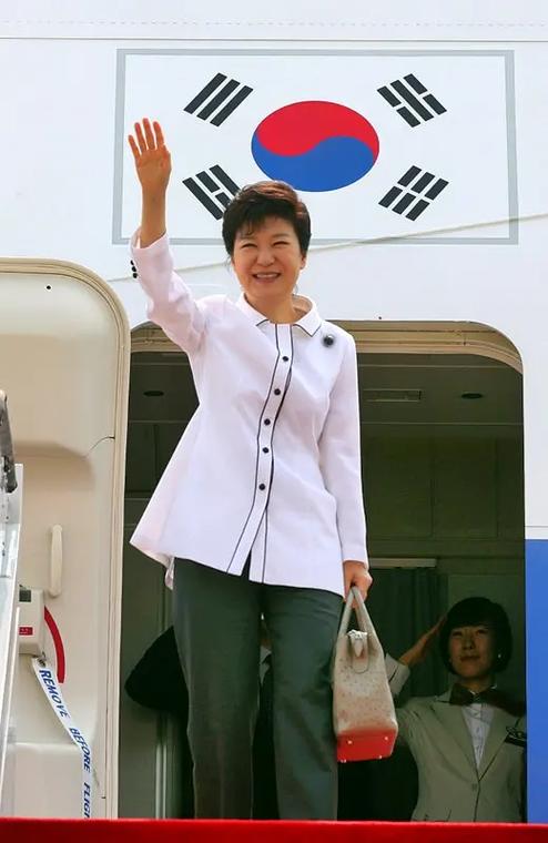 韩国前总统朴槿惠,一生未嫁,无儿无女,走到今天这等结局,可怜 - 抖音