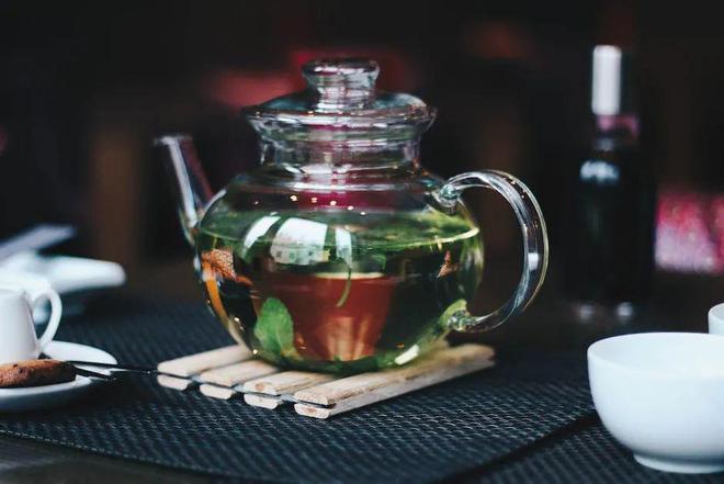 2,过浓的茶水:很多人尤其爱喝浓茶,特别是那种放入大量的茶,浸泡时间