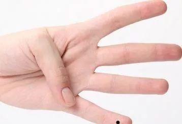 (5) 小指底部指节有痣表面为人心机不断,容易动歪脑筋.