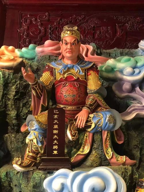 上海财神庙慈航元辰殿内供奉全部六十位太岁神,每位太岁神像前都配置