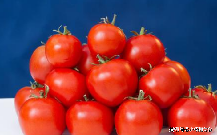 西红柿的番茄红素具有抗氧化的作用,能够抵抗衰老,长期食用还能使皮肤