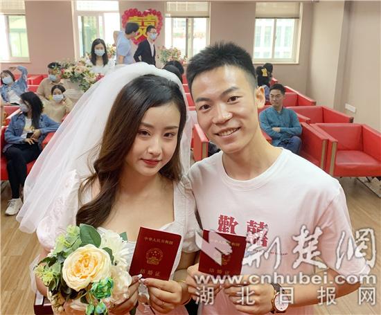 5月20日,武汉洪山区政务服务中心婚姻登记窗口迎来了结婚办证高峰.